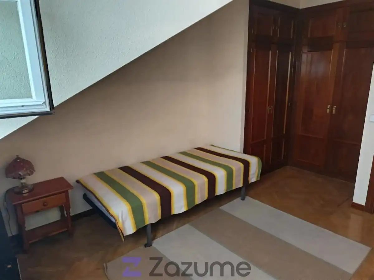 Dormitori de Pis de lloguer en Sevilla la Nueva amb Calefacció, Jardí privat i Parquet