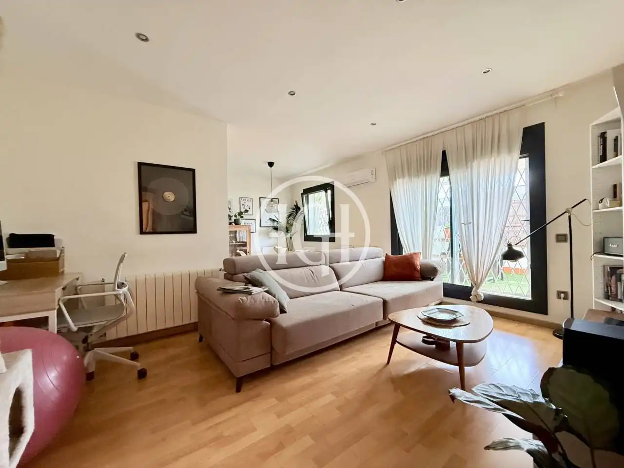 Sala de estar de Ático en venta en Santa Coloma de Gramenet con Aire acondicionado, Calefacción y Parquet