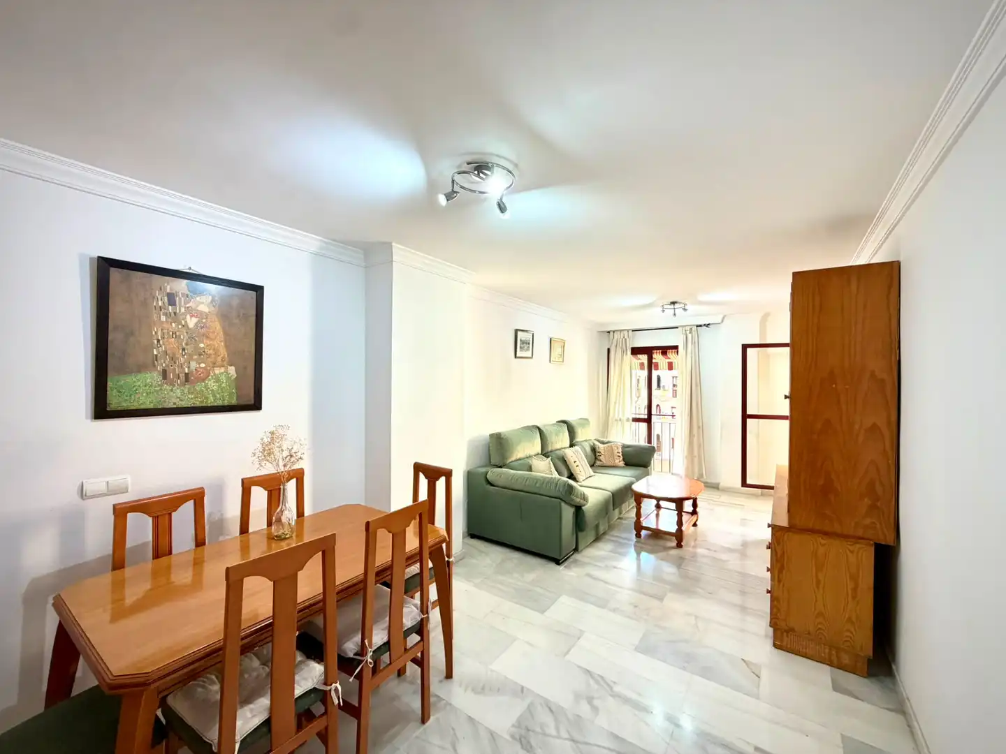 Sala de estar de Piso de alquiler en Benalmádena con Terraza y Amueblado