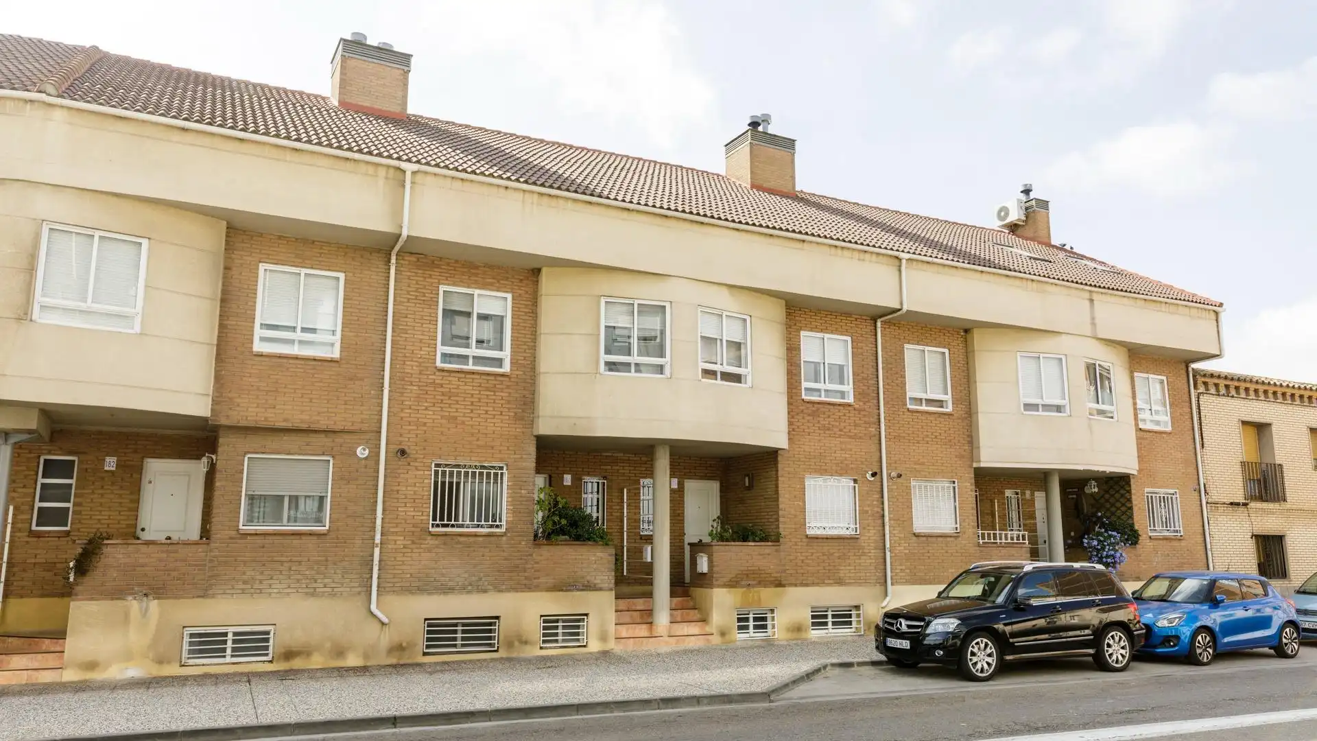 Vista exterior de Casa adosada en venta en Zaragoza con Calefacción, Jardín privado y Terraza