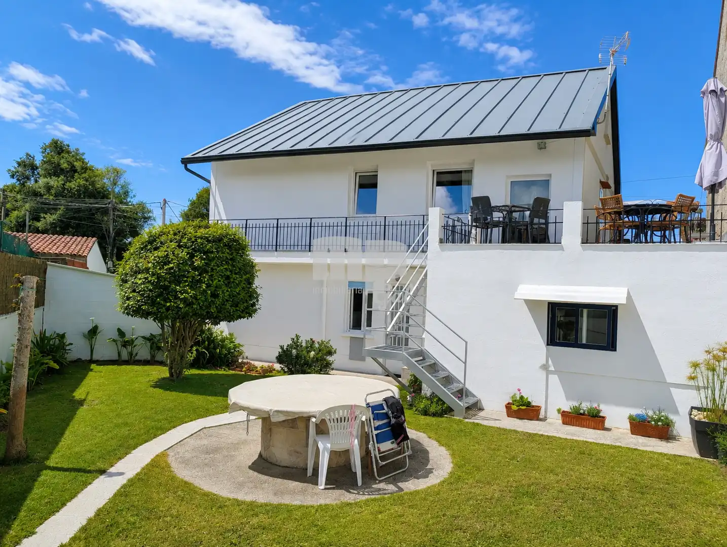 Vista exterior de Casa o xalet en venda en Cangas  amb Calefacció, Jardí privat i Parquet