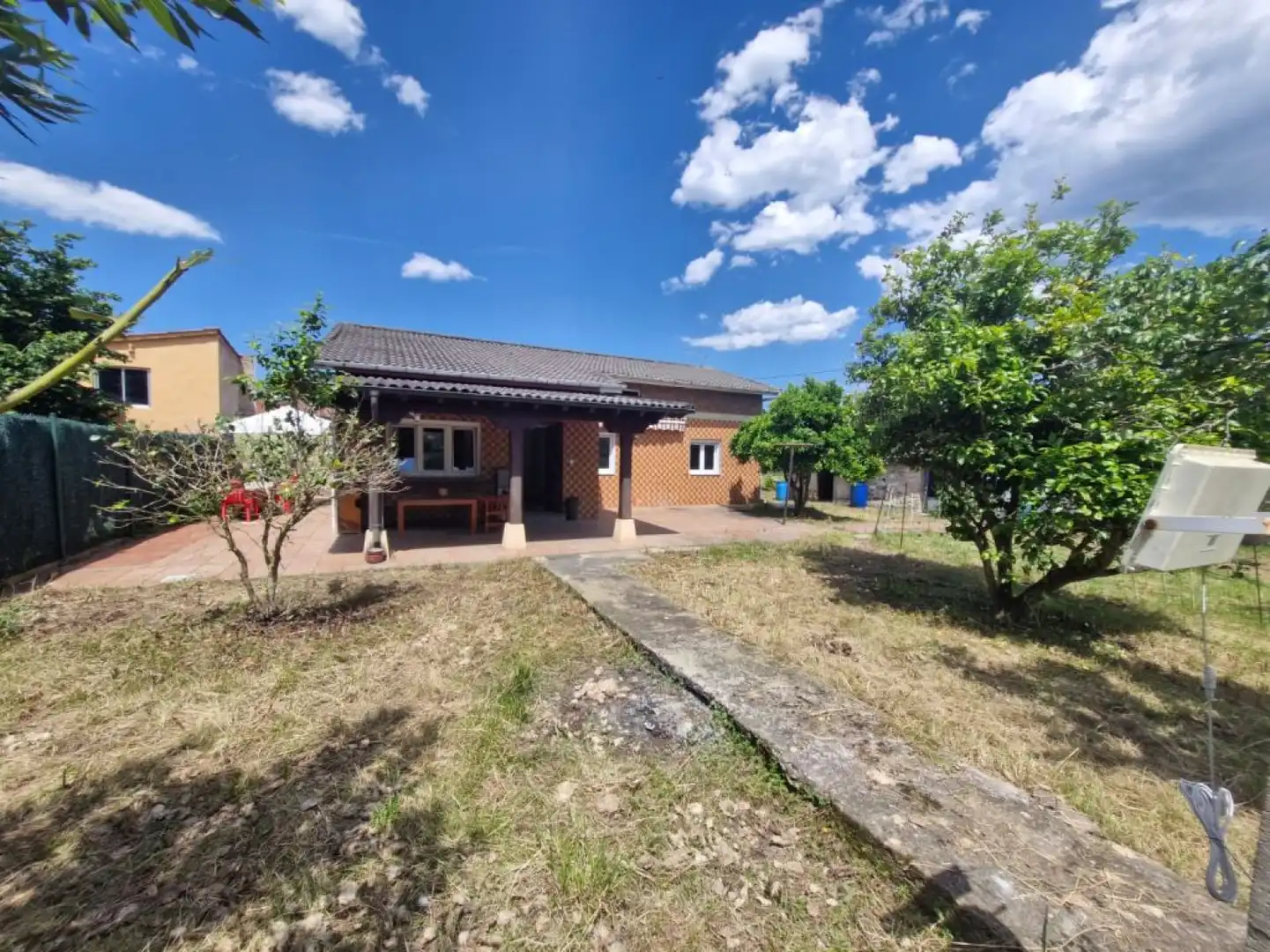 Vista exterior de Casa o xalet en venda en Los Corrales de Buelna  amb Calefacció, Jardí privat i Terrassa