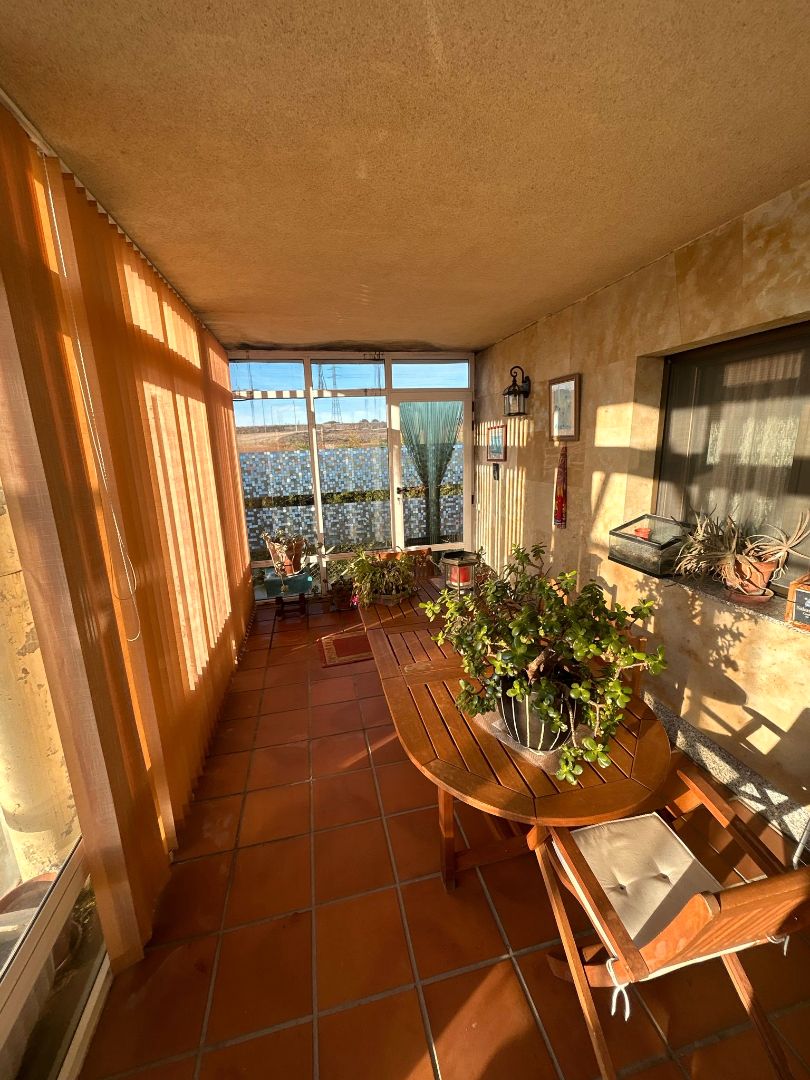 Terrassa de Casa o xalet en venda en Villares de la Reina amb Calefacció, Jardí privat i Moblat