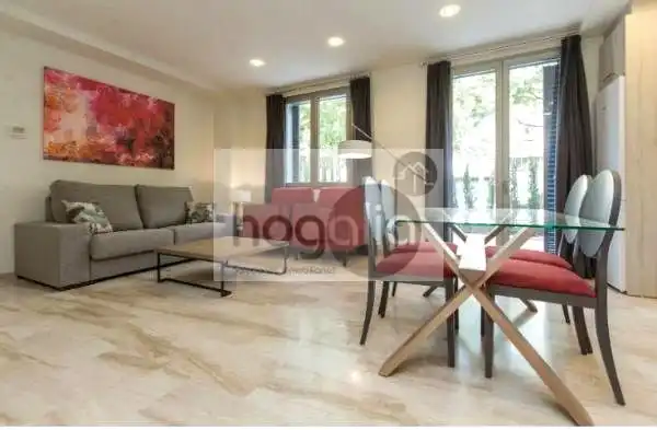 Sala d'estar de Pis de lloguer en Sevilla amb Aire condicionat, Terrassa i Moblat