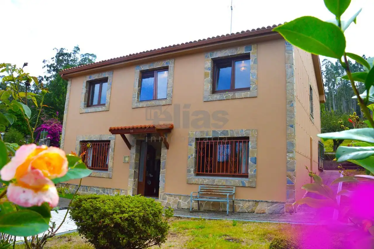 Vista exterior de Casa o xalet en venda en Zas amb Calefacció, Jardí privat i Traster