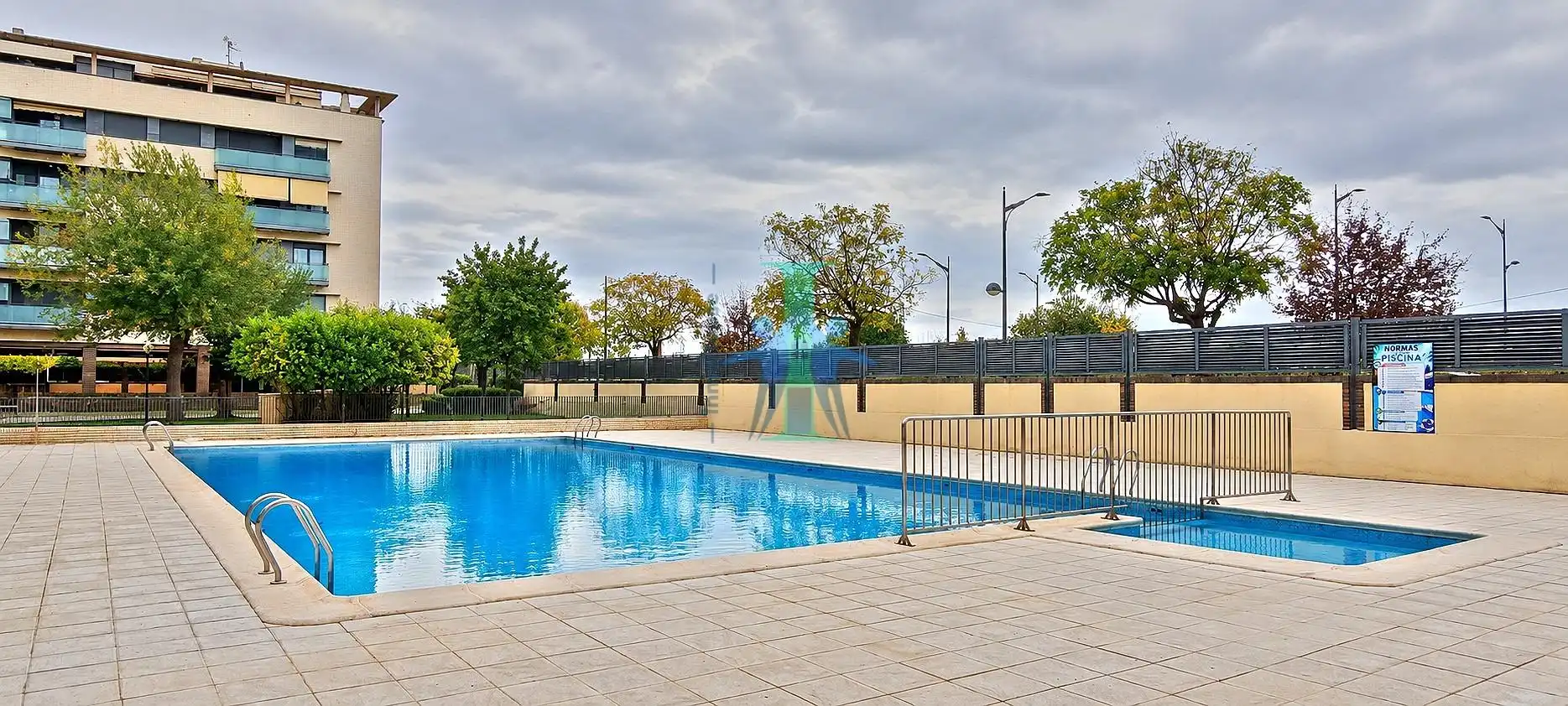 Swimming pool of Apartments for rent in Facultad de Medicina