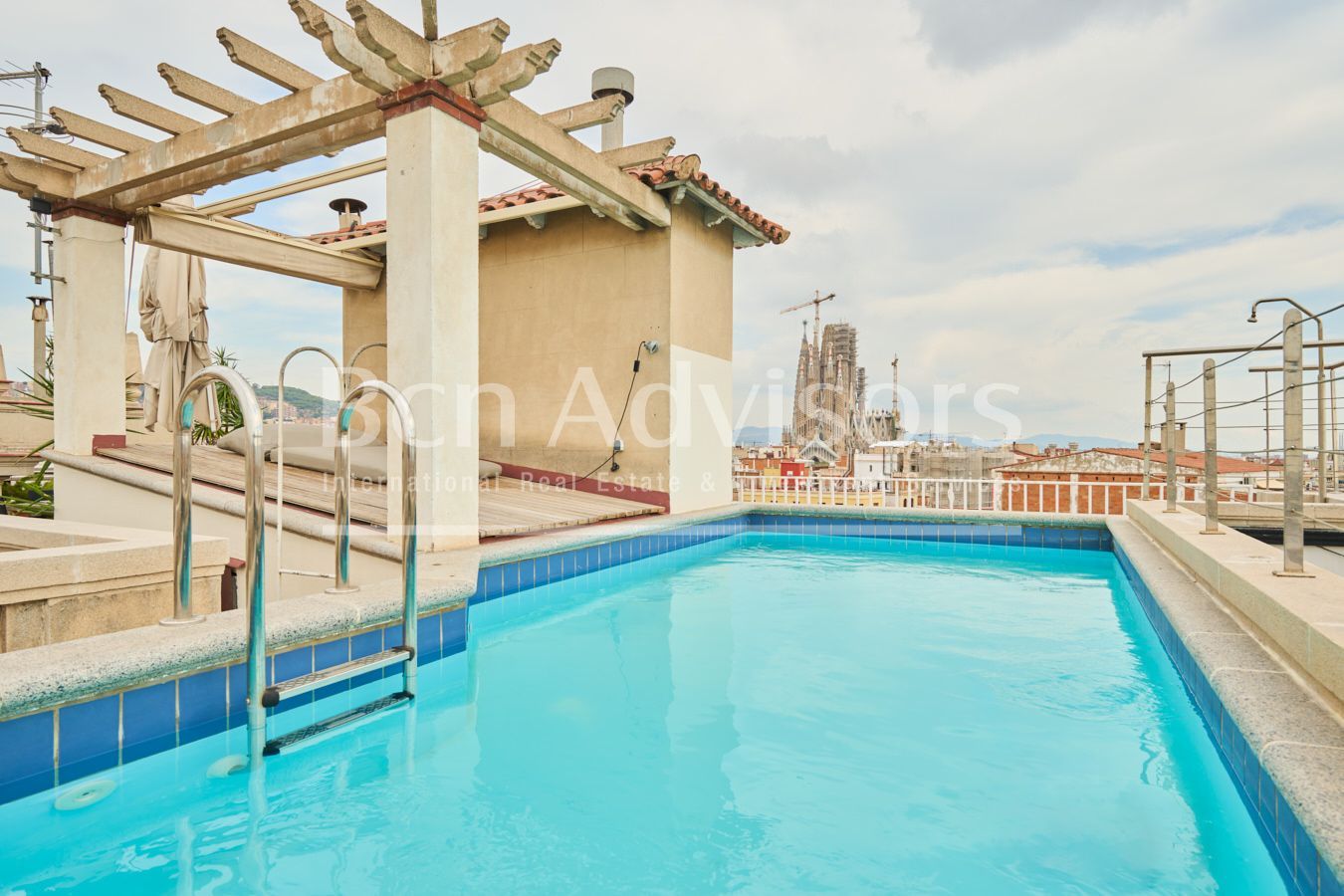 Swimming pool of Attic for sale in  Barcelona Capital  with Air Conditioner, Heating and Parquet flooring