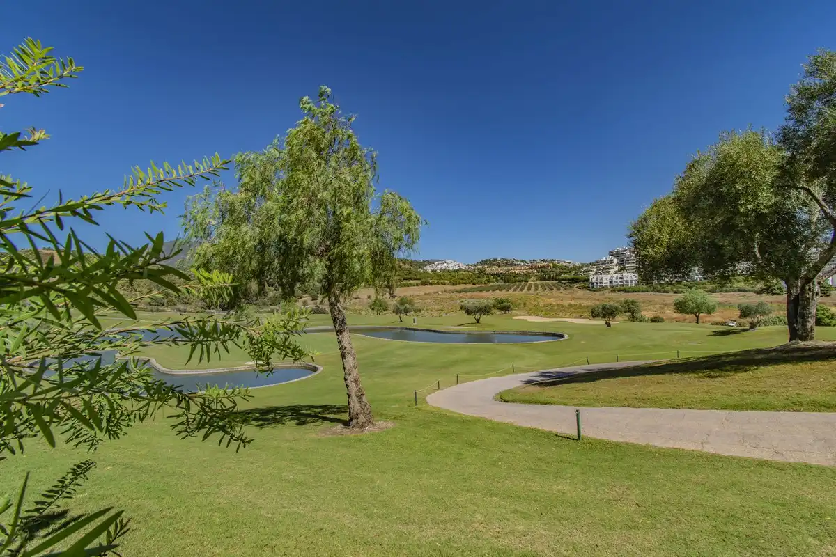 Vista exterior de Apartament en venda en Benahavís amb Aire condicionat, Jardí privat i Moblat
