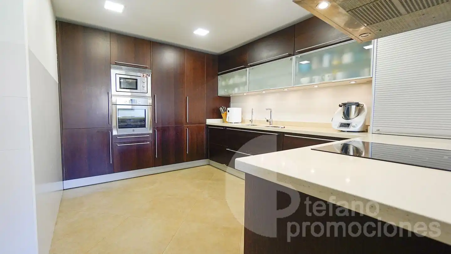 Cocina de Casa o chalet en venta en Málaga con Aire acondicionado, Calefacción y Jardín privado