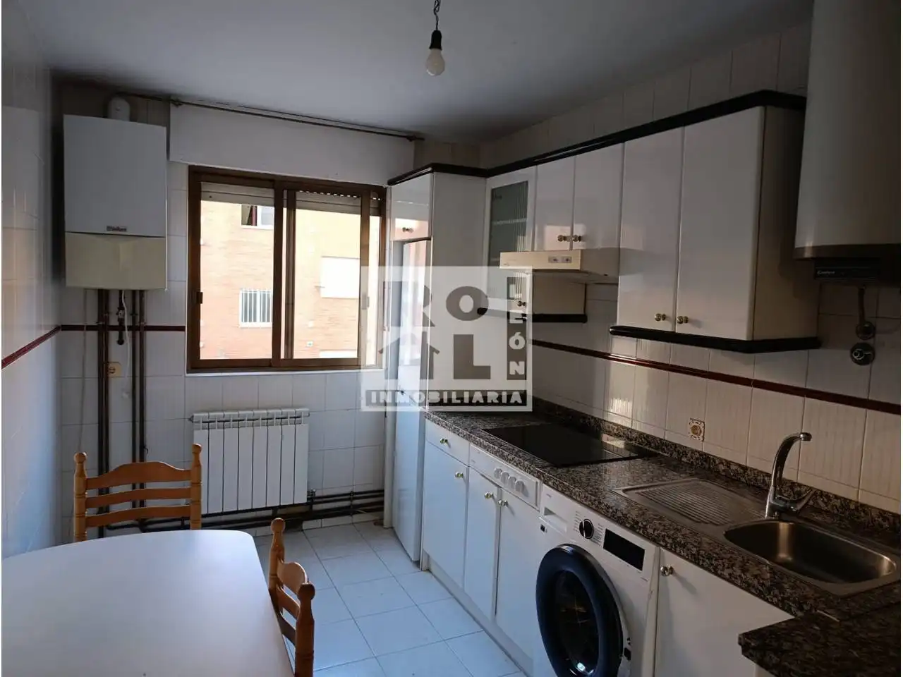 Cocina de Piso en venta en León Capital  con Calefacción, Terraza y Trastero