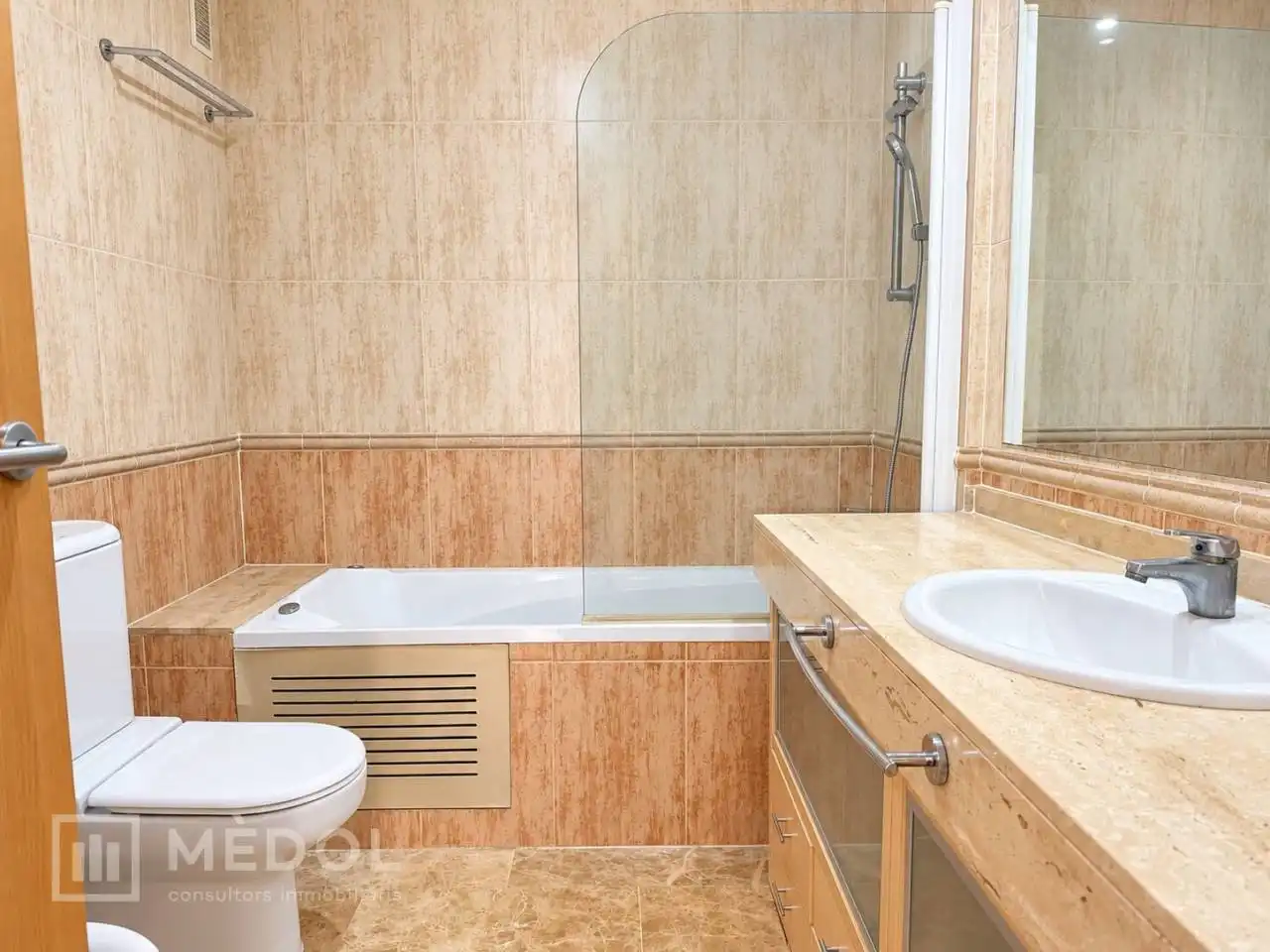 Bany de Pis de lloguer en Llevant