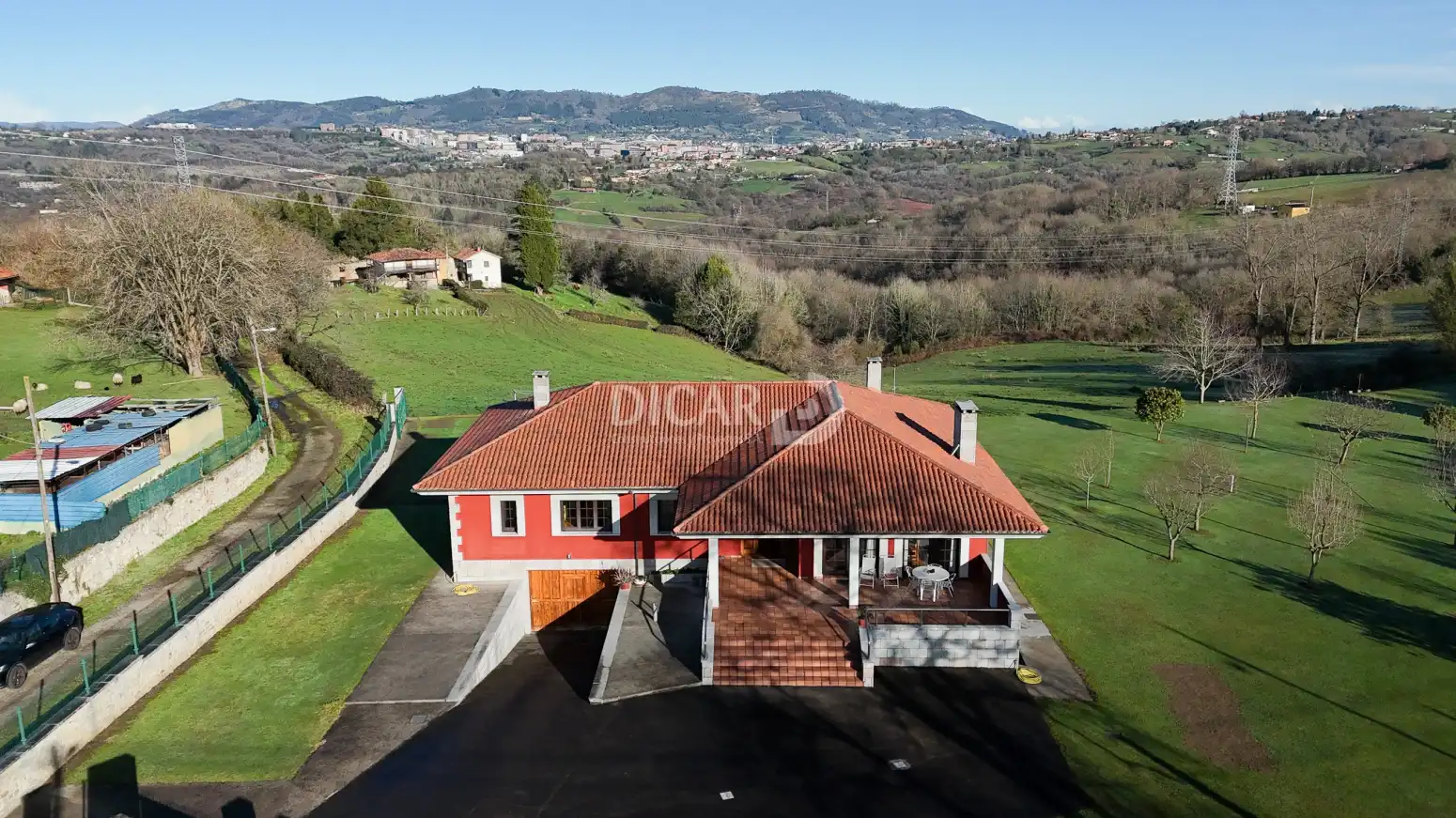 Vista exterior de Casa o xalet en venda en Oviedo  amb Calefacció, Jardí privat i Parquet