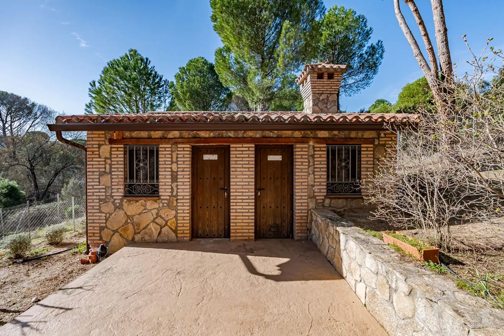 Vista exterior de Finca rústica en venda en El Tiemblo  amb Calefacció, Jardí privat i Terrassa