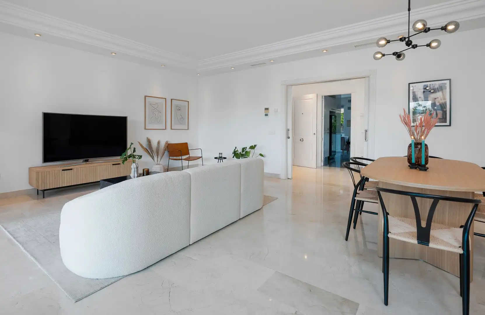 Sala de estar de Planta baja en venta en Marbella con Aire acondicionado, Calefacción y Jardín privado