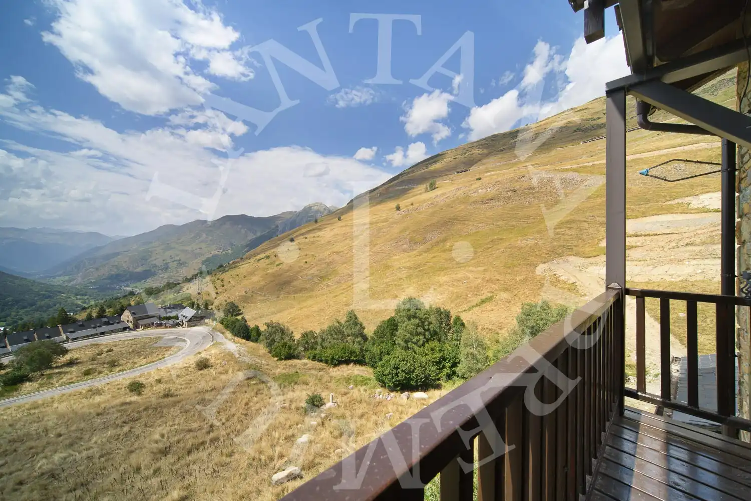 Vista exterior de Casa adosada en venta en Naut Aran con Calefacción, Jardín privado y Parquet