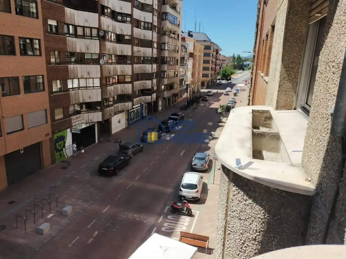 Vista exterior de Piso de alquiler en León Capital  con Calefacción, Parquet y Amueblado