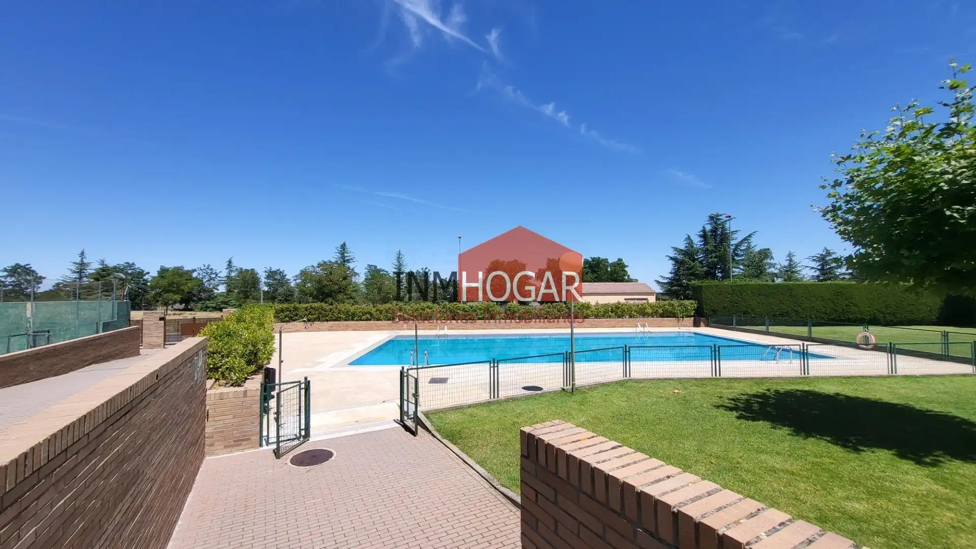 Piscina de Piso en venta en Ávila con Calefacción, Terraza y Amueblado