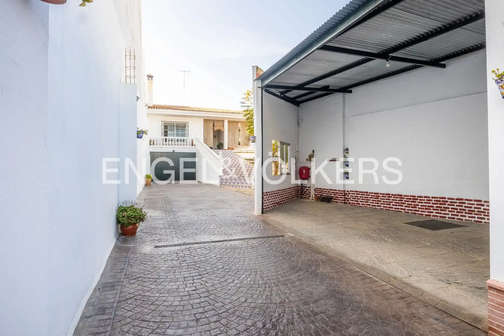 Vista exterior de Casa o xalet en venda en Albaida del Aljarafe amb Aire condicionat, Calefacció i Jardí privat