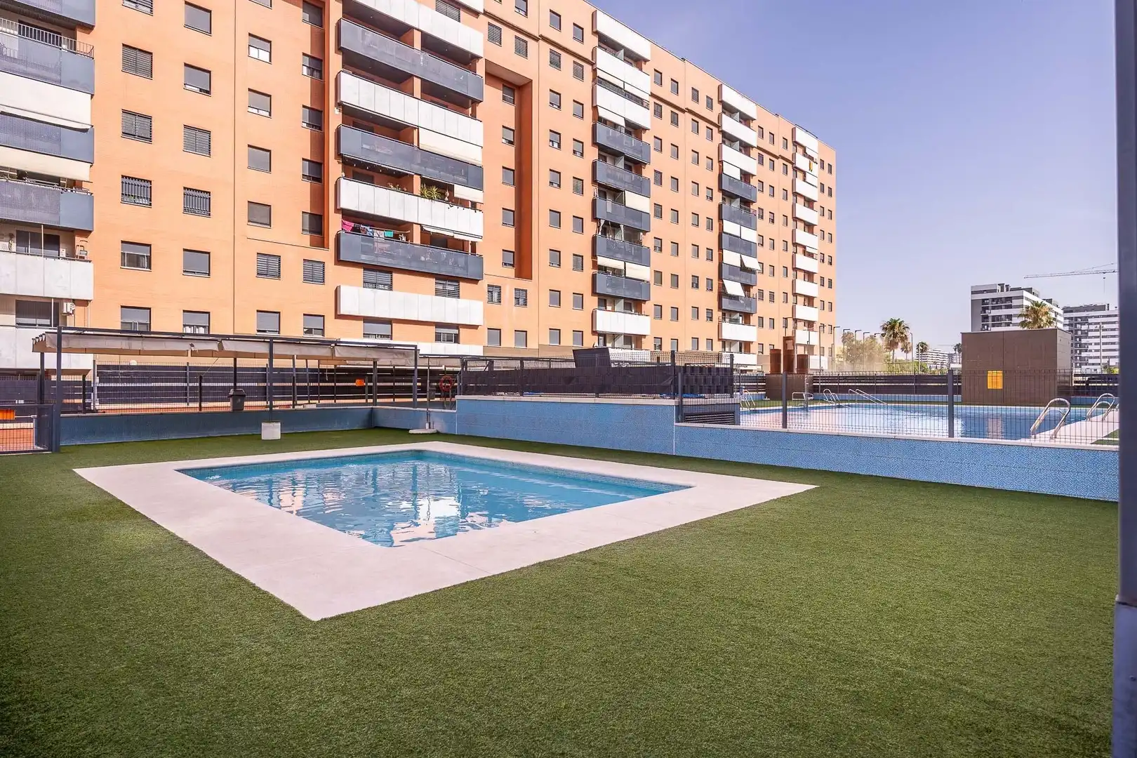 Schwimmbecken von Wohnung zum Verkauf in Dos Hermanas mit Klimaanlage, Terrasse und Abstellraum