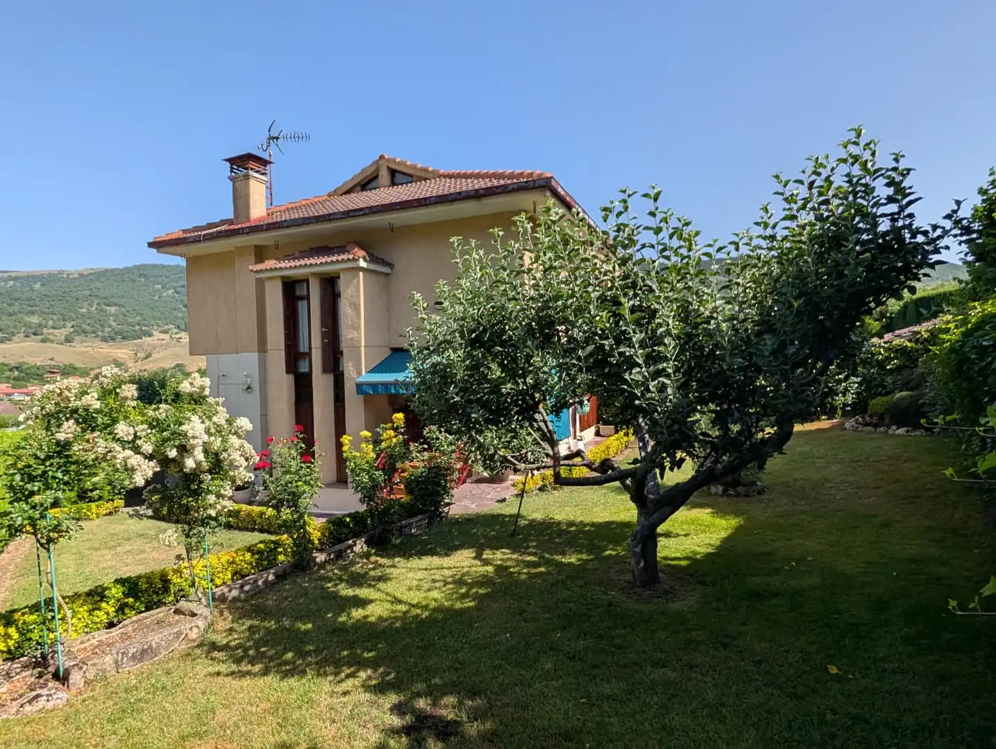 Außenansicht von Haus oder Chalet zum Verkauf in Zorraquín mit Heizung, Privatgarten und Terrasse