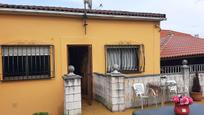 Vista exterior de Casa o xalet en venda en Corvera de Asturias amb Terrassa i Piscina