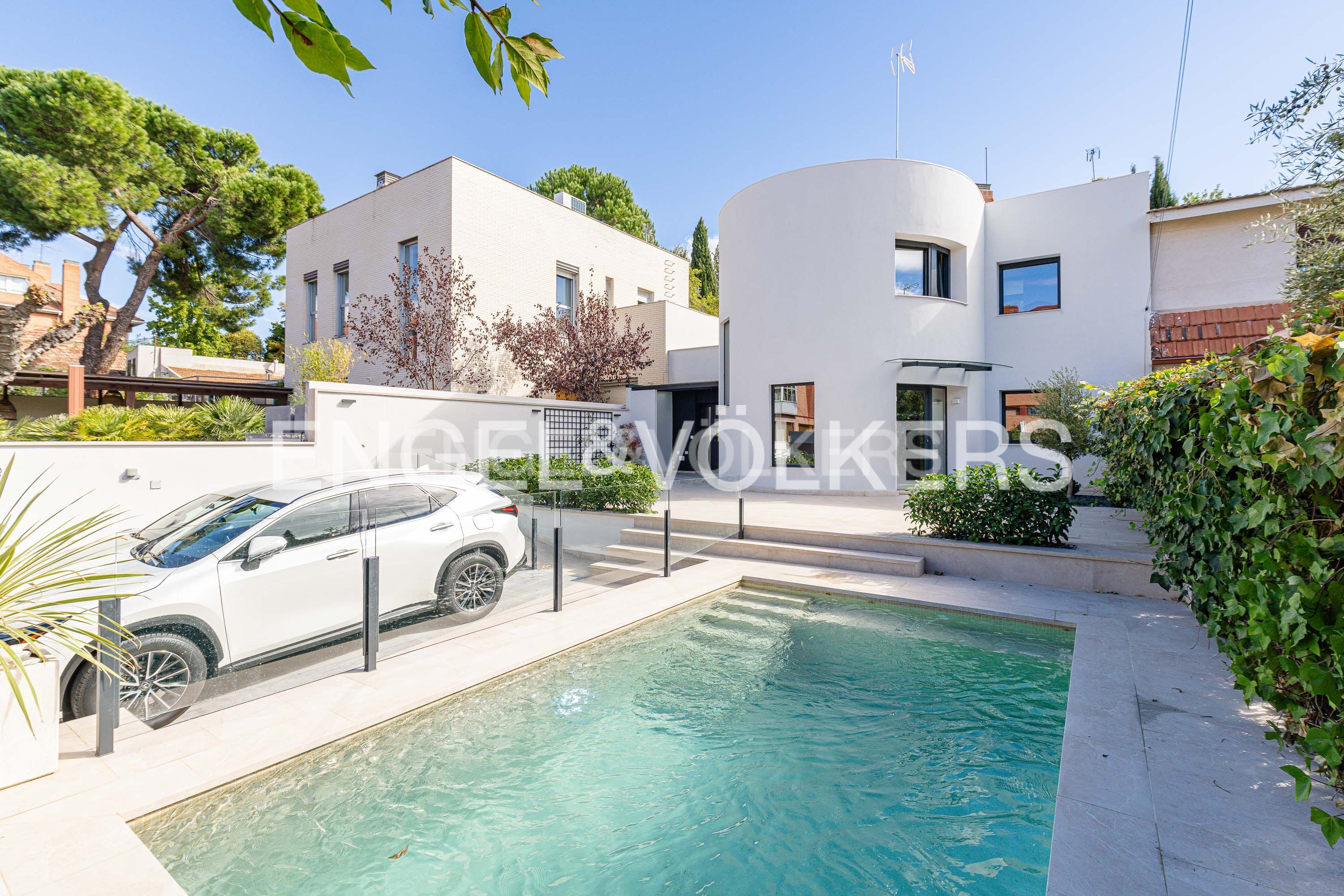 Vista exterior de Casa o xalet en venda en  Madrid Capital amb Aire condicionat, Calefacció i Jardí privat