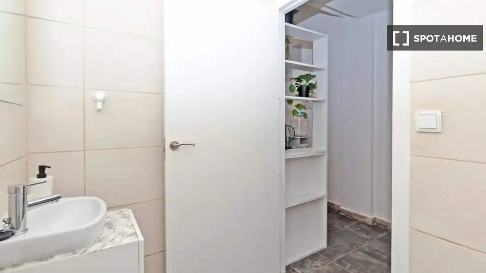Bathroom of Flat for rent in Valencia  with Air Conditioner, Heating and Furnished