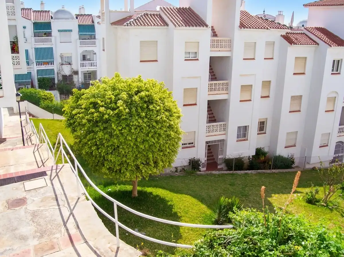 Außenansicht von Wohnung zum Verkauf in Rincón de la Victoria mit Terrasse, Abstellraum und Gemeinschaftspool