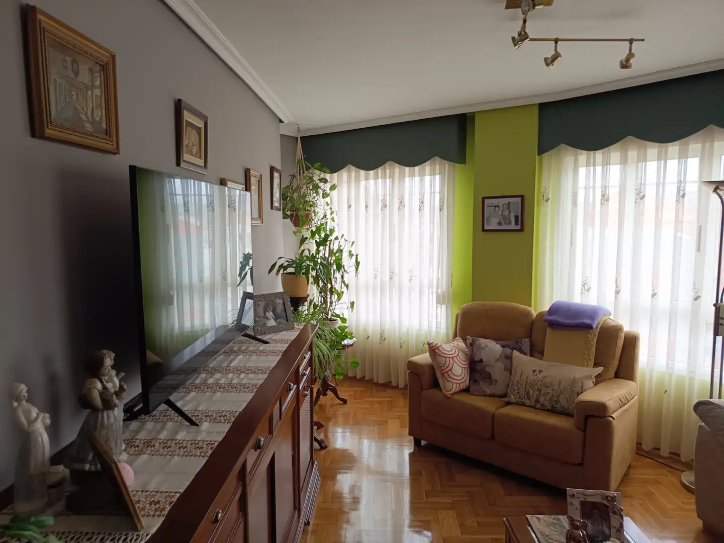 Sala de estar de Piso en venta en Avilés con Calefacción, Parquet y Trastero
