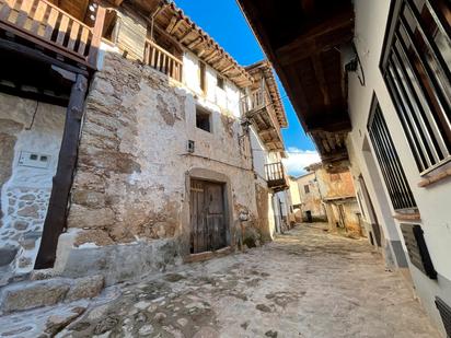 Außenansicht von Haus oder Chalet zum verkauf in Valverde de la Vera mit Schwimmbad und Balkon