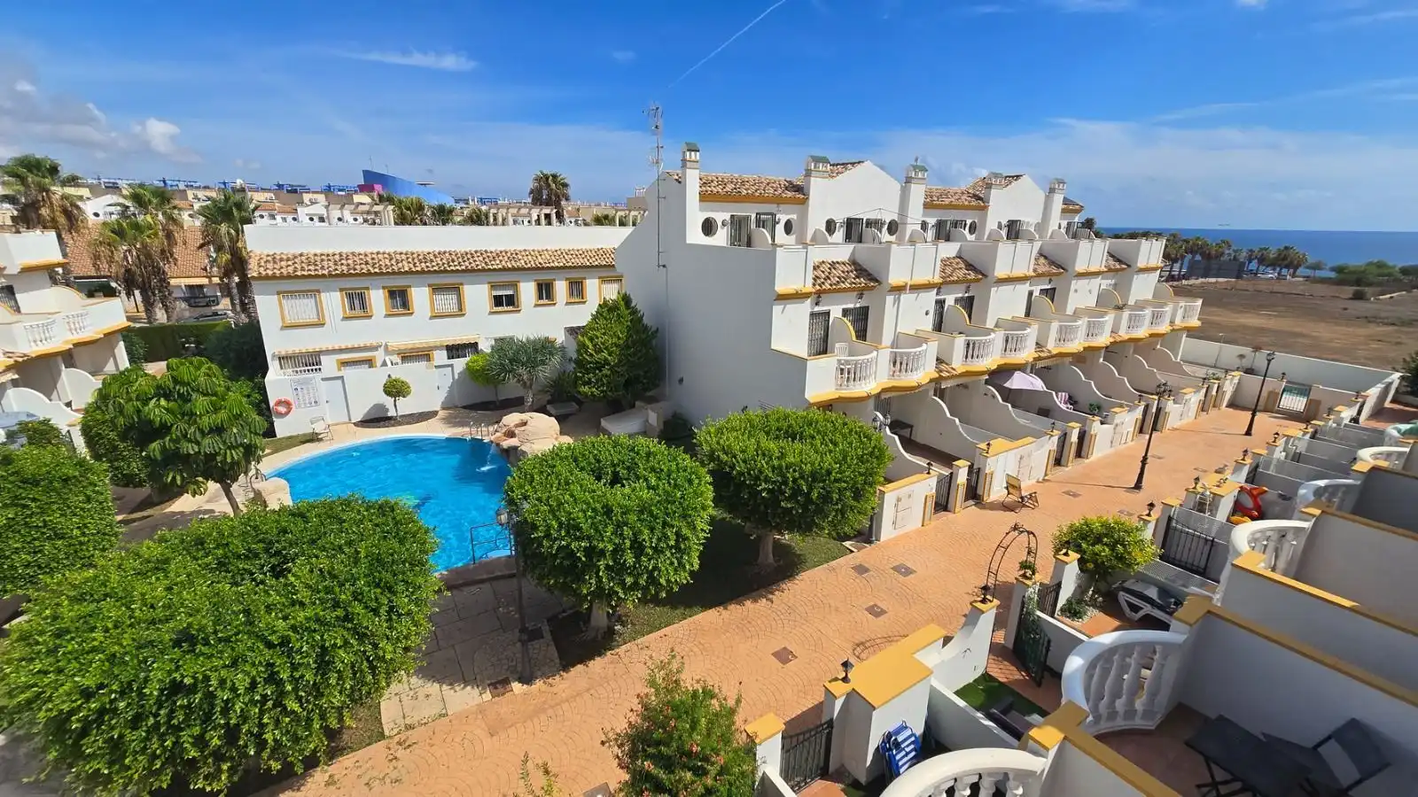 Vista exterior de Casa adosada de alquiler en Orihuela Costa