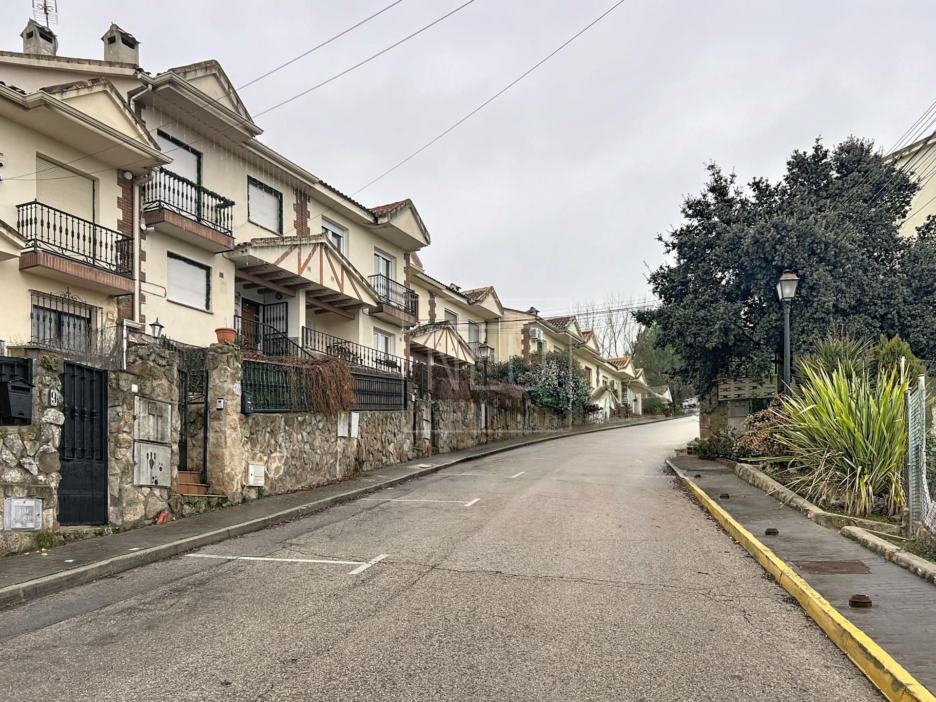 Vista exterior de Casa adosada en venda en Guadalix de la Sierra amb Calefacció, Jardí privat i Terrassa