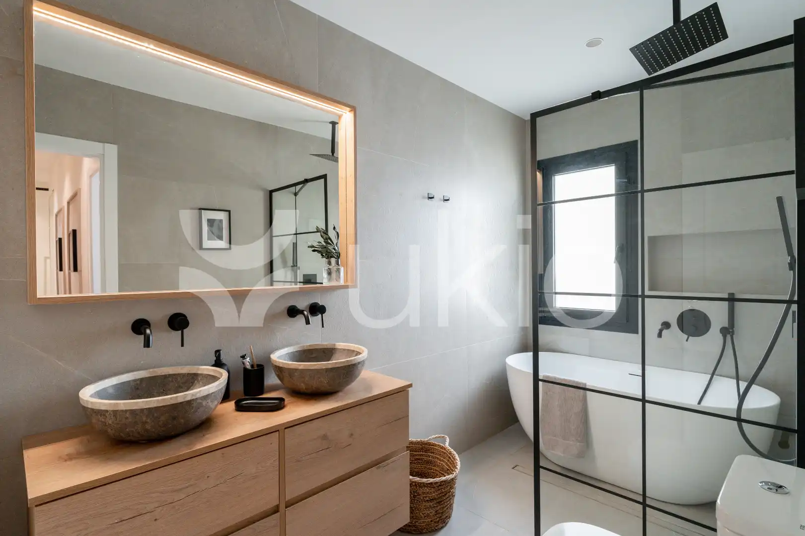 Bany de Apartament de lloguer en Madrid amb Aire condicionat, Calefacció i Moblat