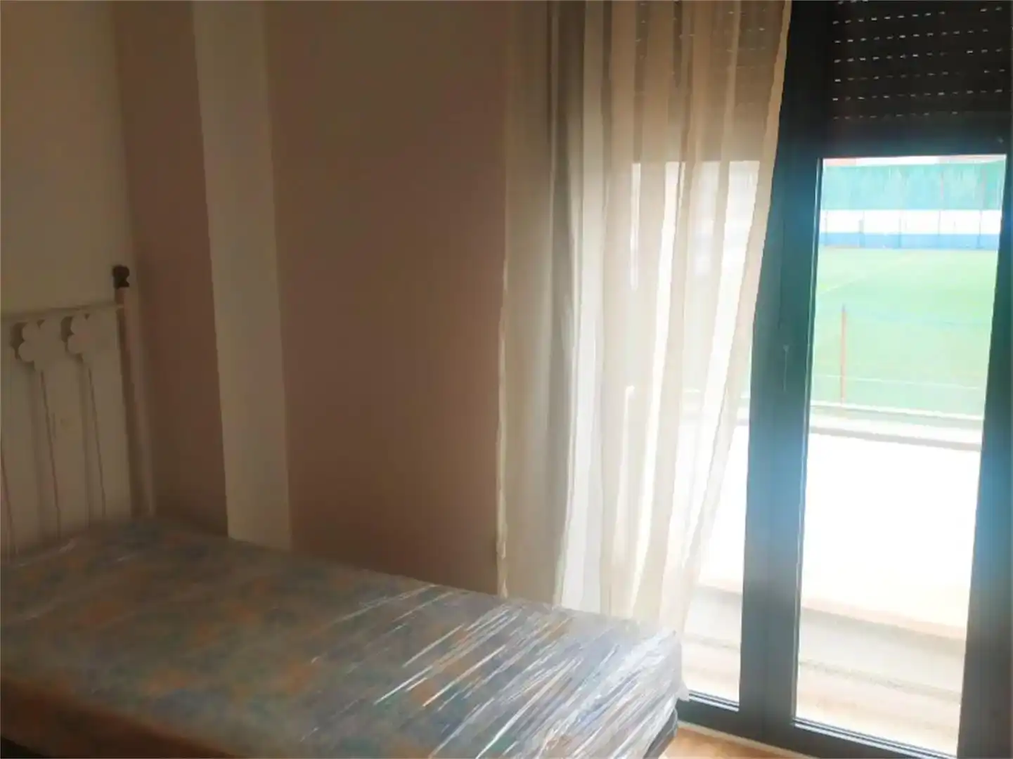 Bedroom of Flat for share in Castilleja de la Cuesta  with Air Conditioner, Parquet flooring and Swimming Pool