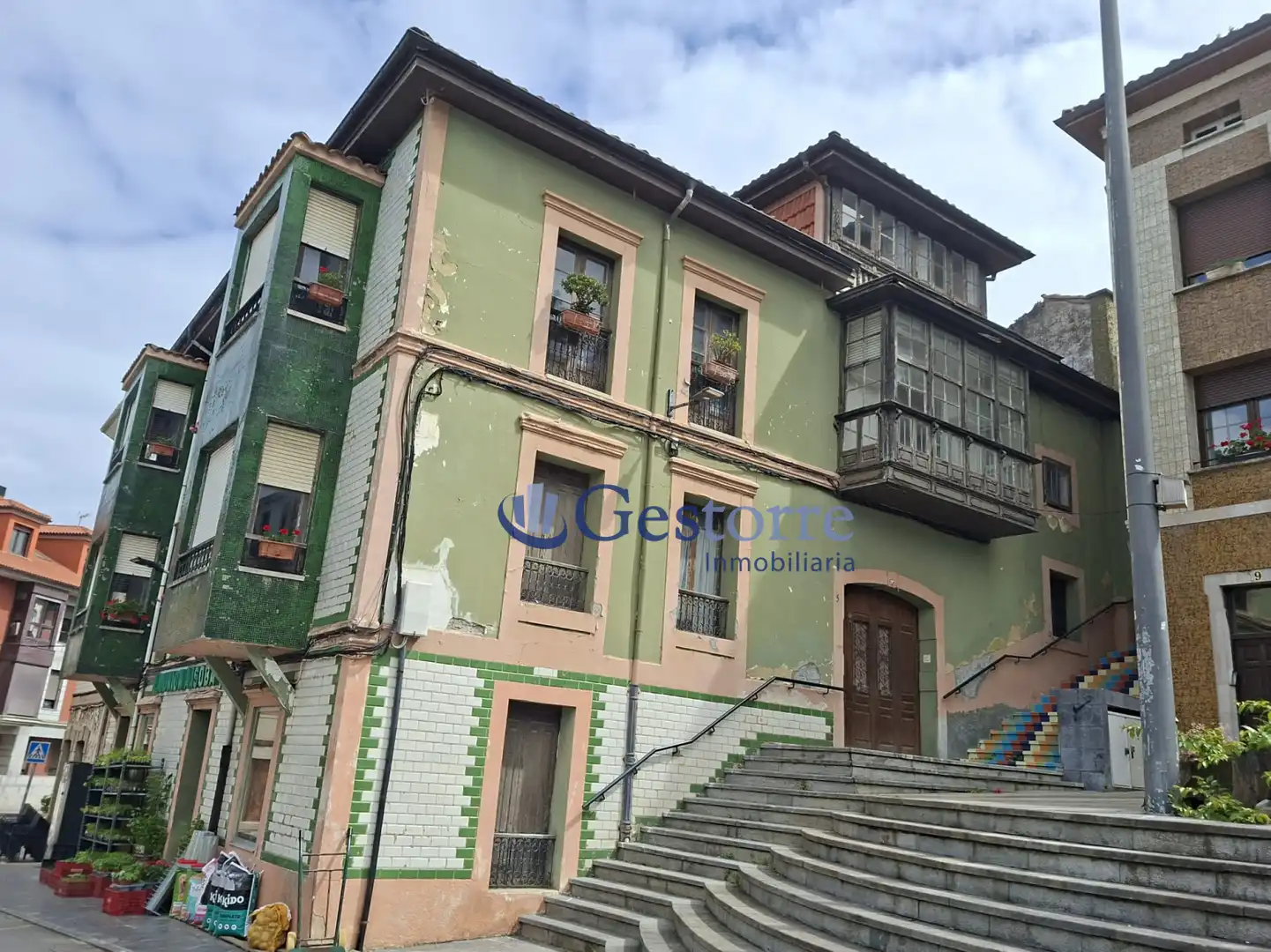Vista exterior de Edificio en venta en Llanes