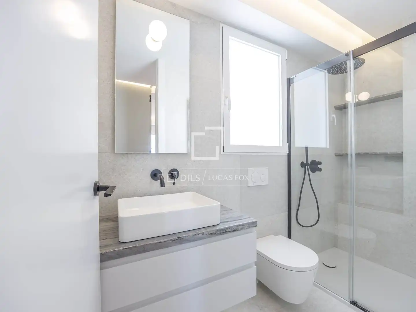 Bathroom of Attic for rent in Valencia  with Air Conditioner, Heating and Parquet flooring
