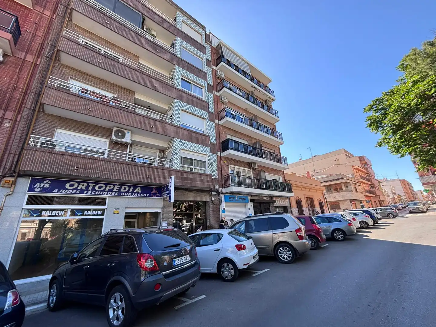 Vista exterior de Local en venda en Burjassot amb Aire condicionat i Moblat