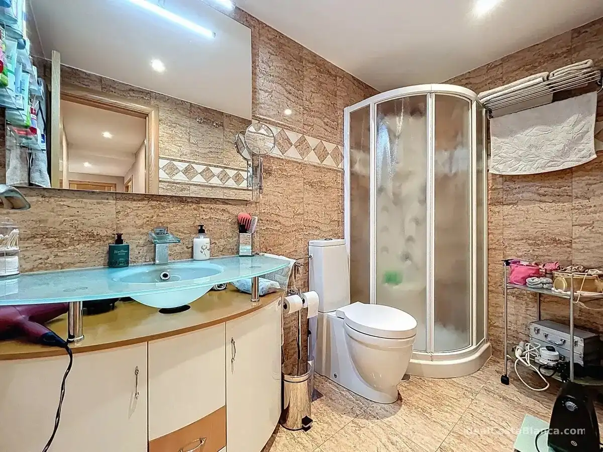 Bany de Apartament en venda en Pueblo - Urbanizaciones