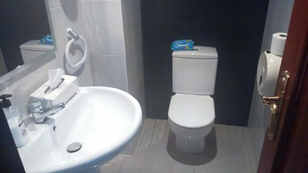 Badezimmer von Büro zum Verkauf in Vigo  mit Klimaanlage