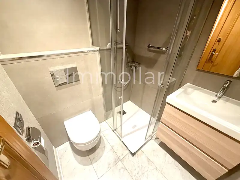 Bathroom of Attic for rent in Barcelona  with Air Conditioner, Heating and Parquet flooring