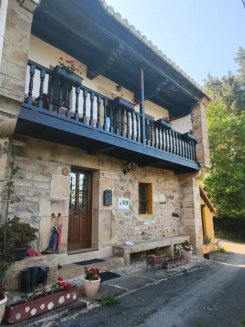 Vista exterior de Casa adosada en venta en Luena  con Calefacción y Jardín privado