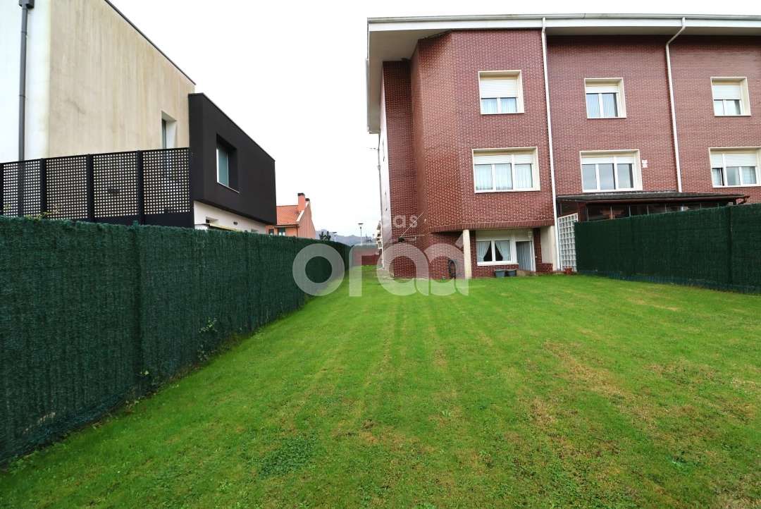 Jardí de Casa adosada en venda en Abanto y Ciérvana-Abanto Zierbena amb Calefacció, Jardí privat i Terrassa