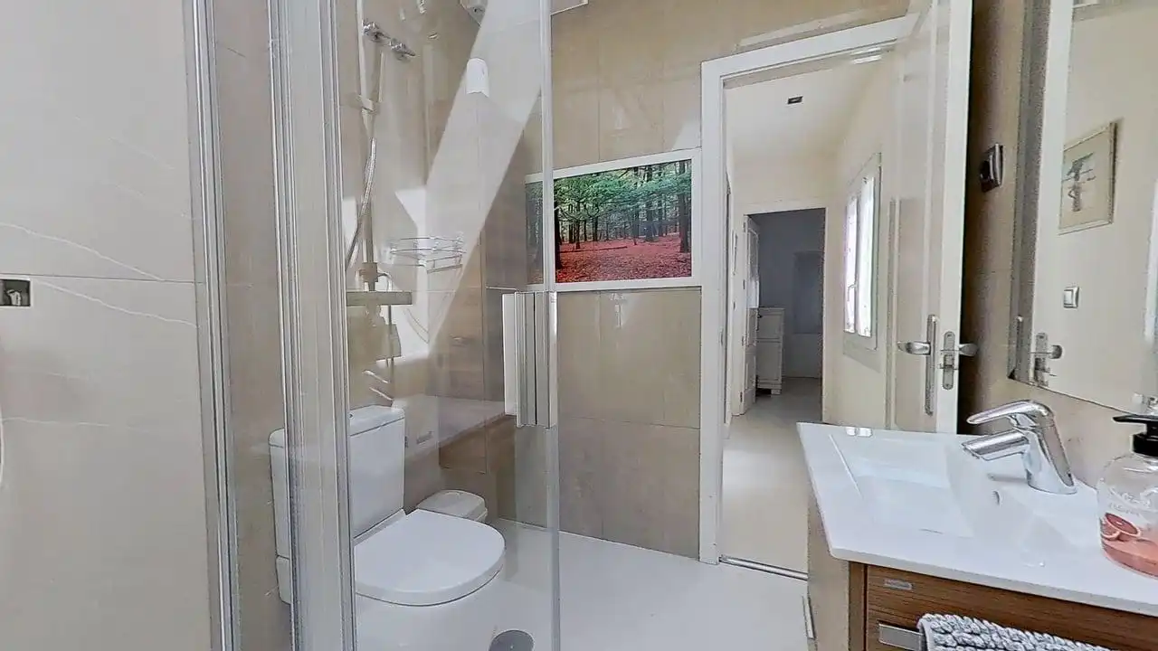 Badezimmer von Wohnung zur Miete in Madrid mit Klimaanlage, Heizung und Ofen