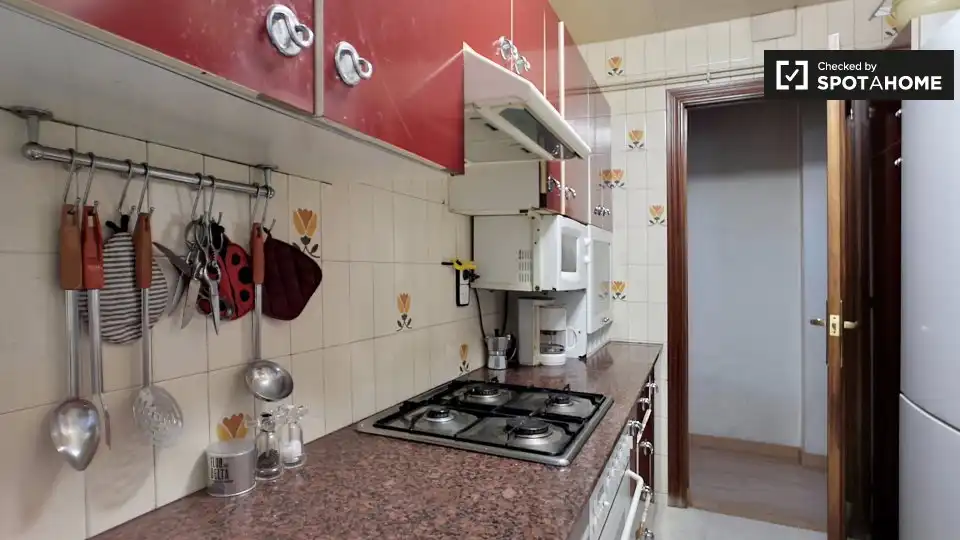Cuina de Pis de lloguer en Barcelona amb Aire condicionat, Calefacció i Moblat