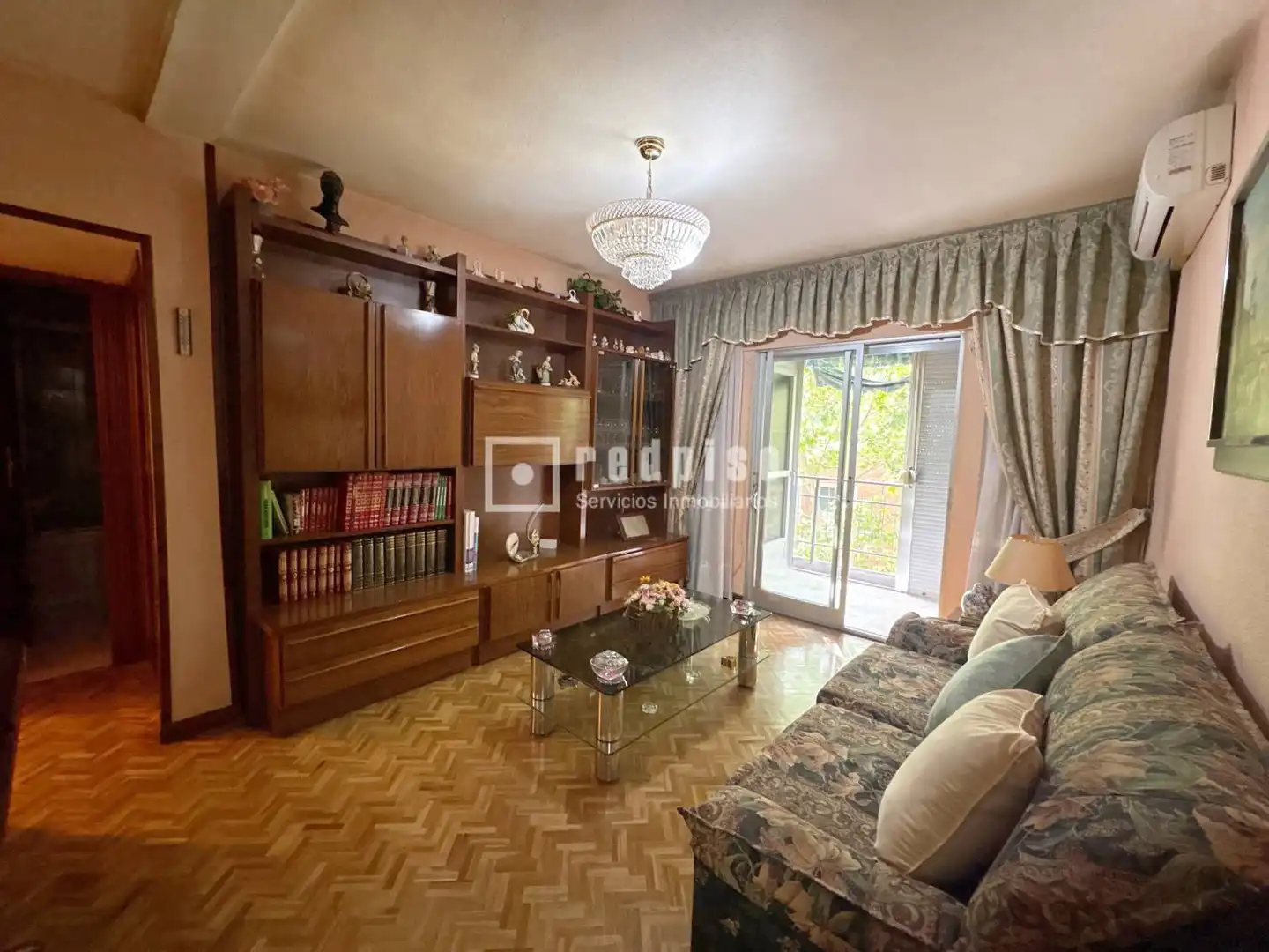 Living room of Flat for sale in Madrid  with Air Conditioner, Heating and Parquet flooring