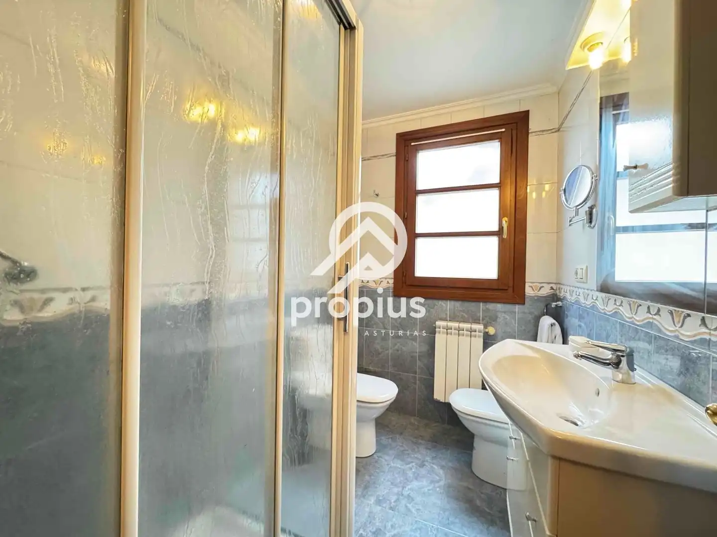 Baño de Piso en venta en Llanes con Calefacción, Parquet y Trastero