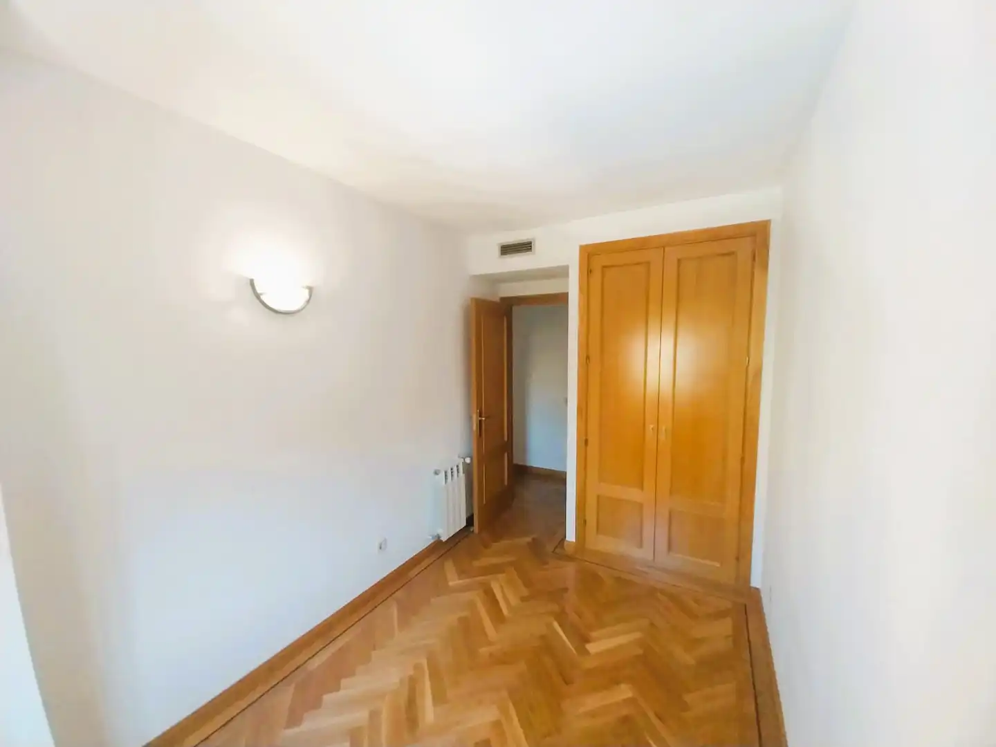 Schlafzimmer von Wohnung zur Miete in Madrid mit Klimaanlage, Heizung und Parkett
