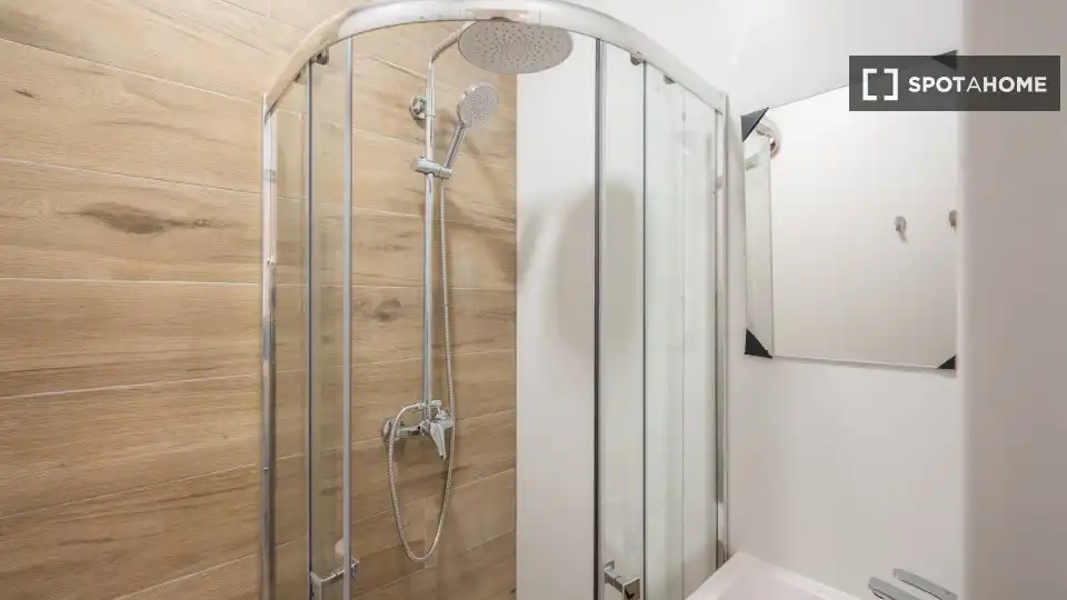 Bathroom of Study for share in Madrid  with Air Conditioner, Terrace and Furnished