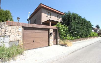 Exterior view of House or chalet for sale in  Madrid Capital  with Air Conditioner, Terrace and Swimming Pool