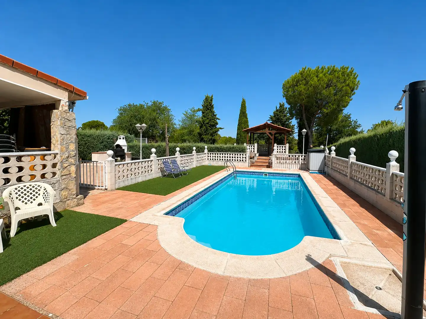 Piscina de Casa o chalet en venta en Nuevo Baztán con Aire acondicionado, Calefacción y Jardín privado